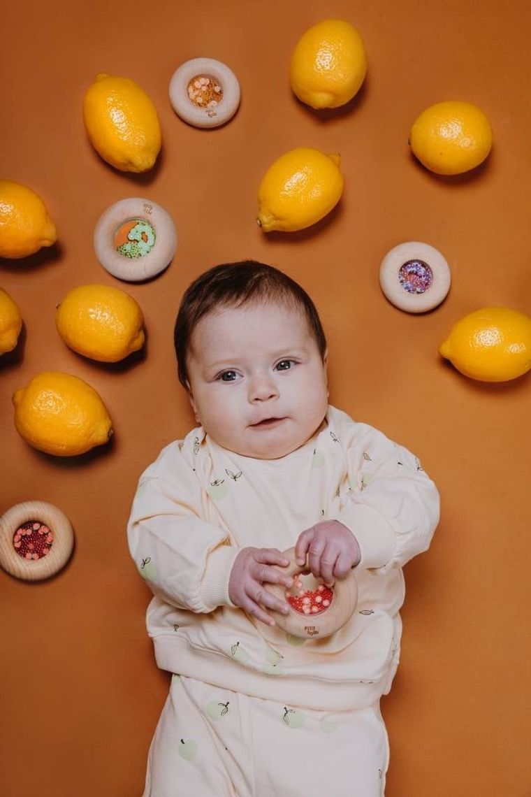 Petit Boum, grzechotka sensoryczna, winogrona