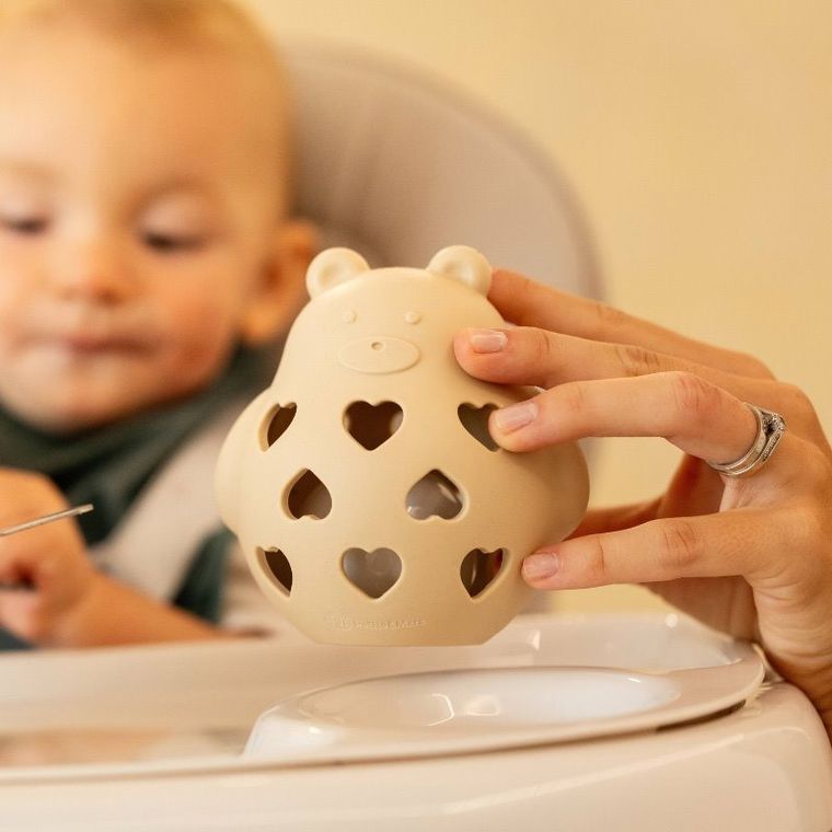 Petite&Mars, Bear Basil, silikonowa zabawka z grzechotką, misty green, 0m+