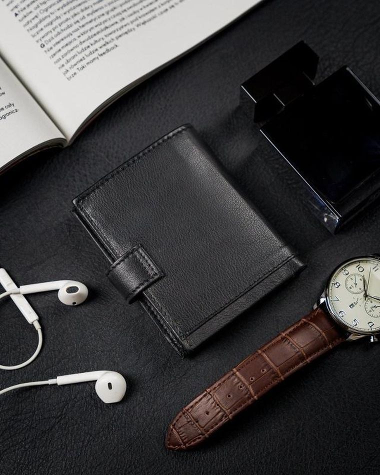 Pionowe, skórzane etui na karty z zapinką i kieszenią na banknoty, Loren