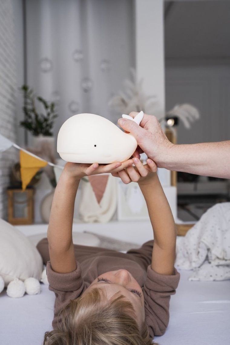 Rabbit & Friends, Wieloryb, lampka silikonowa z pilotem, biała