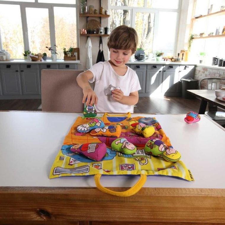 Rodzina, mata podróżna z lalkami szmacianymi