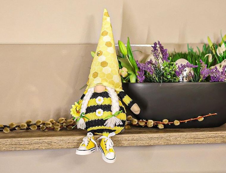 Saska Garden, dekoracja wiosenna, skrzat gnom, pszczółka w trampkach, 25 cm