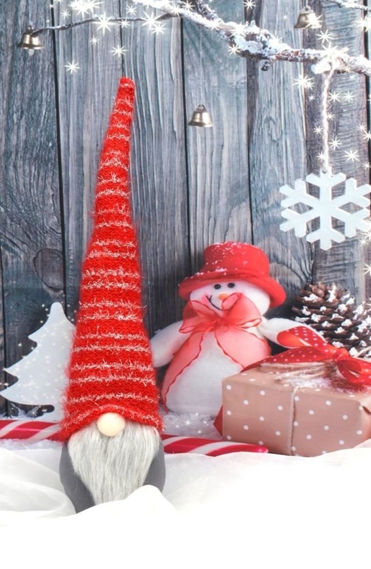 Saska Garden, skrzat z długą czerwoną czapką i świecącym nosem, 10-9-42 cm