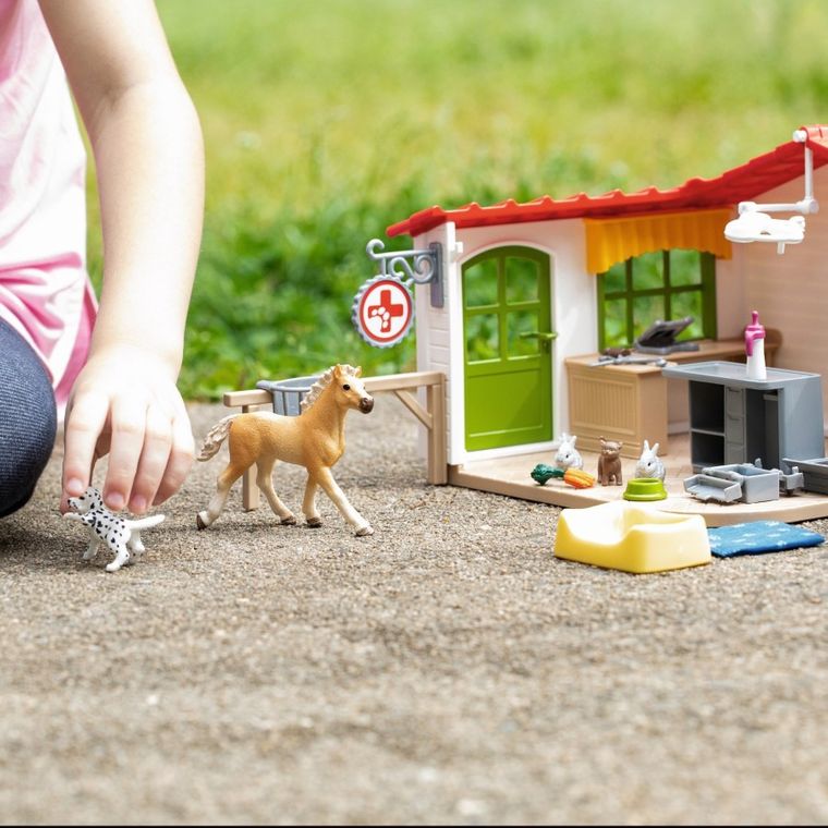Schleich, Farm World, Klinika weterynaryjna ze zwierzętami, zestaw, 42502