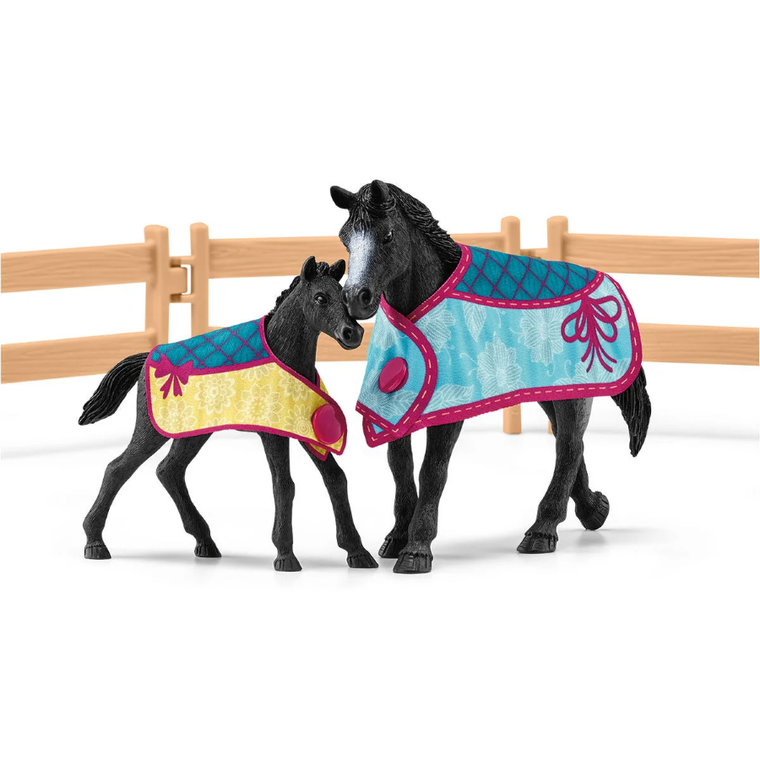 Schleich, Horse Club, Zagroda dla koni z klaczą oraz źrebakiem, zestaw, 42611