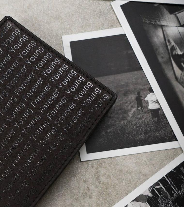 Skórzany portfel zdobiony monogramem, Forever Young