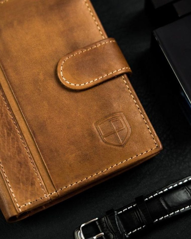 Skórzany, zapinany portfel męski na karty, Peterson