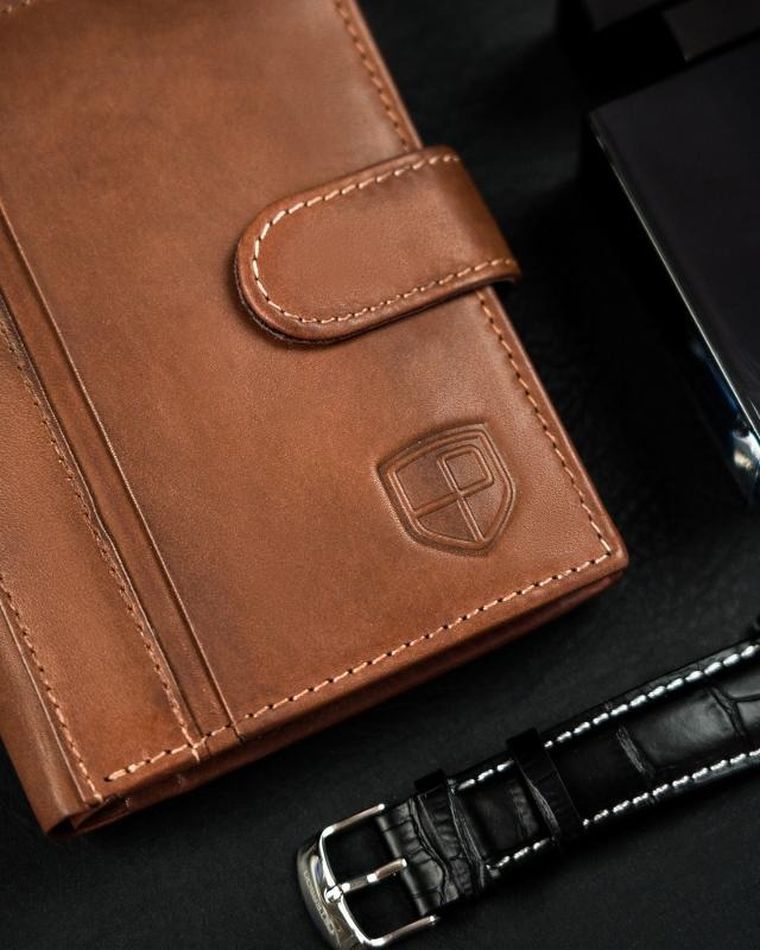 Skórzany, zapinany portfel męski na karty, Peterson