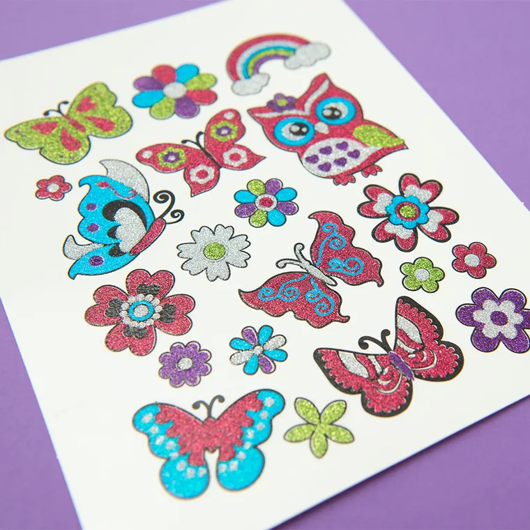 Smiki, brokatowe tatuaże