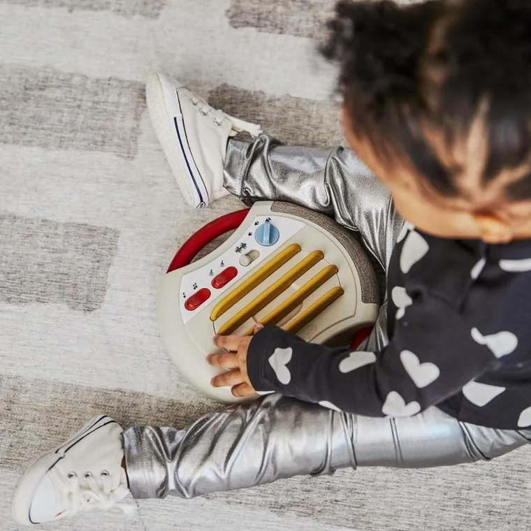 Tiny Love, Tiny Rockers, elektroniczna gitara