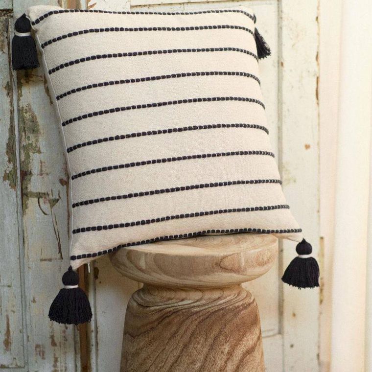 Today, poduszka z pomponami, Dotted line, bawełniana, 45-45 cm