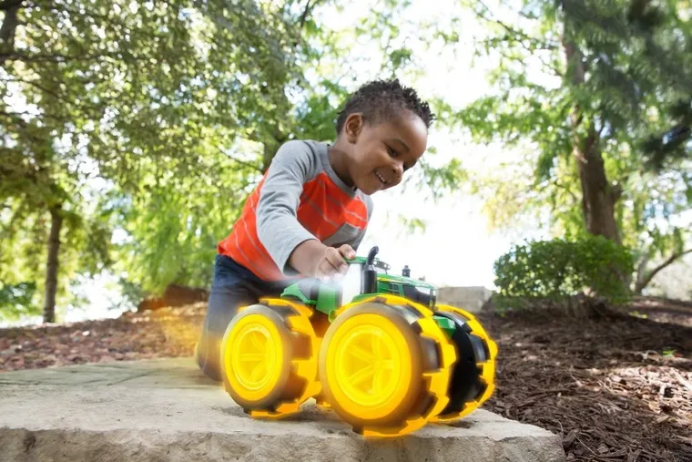 Tomy, John Deere Mega, traktor z świecącymi oponami