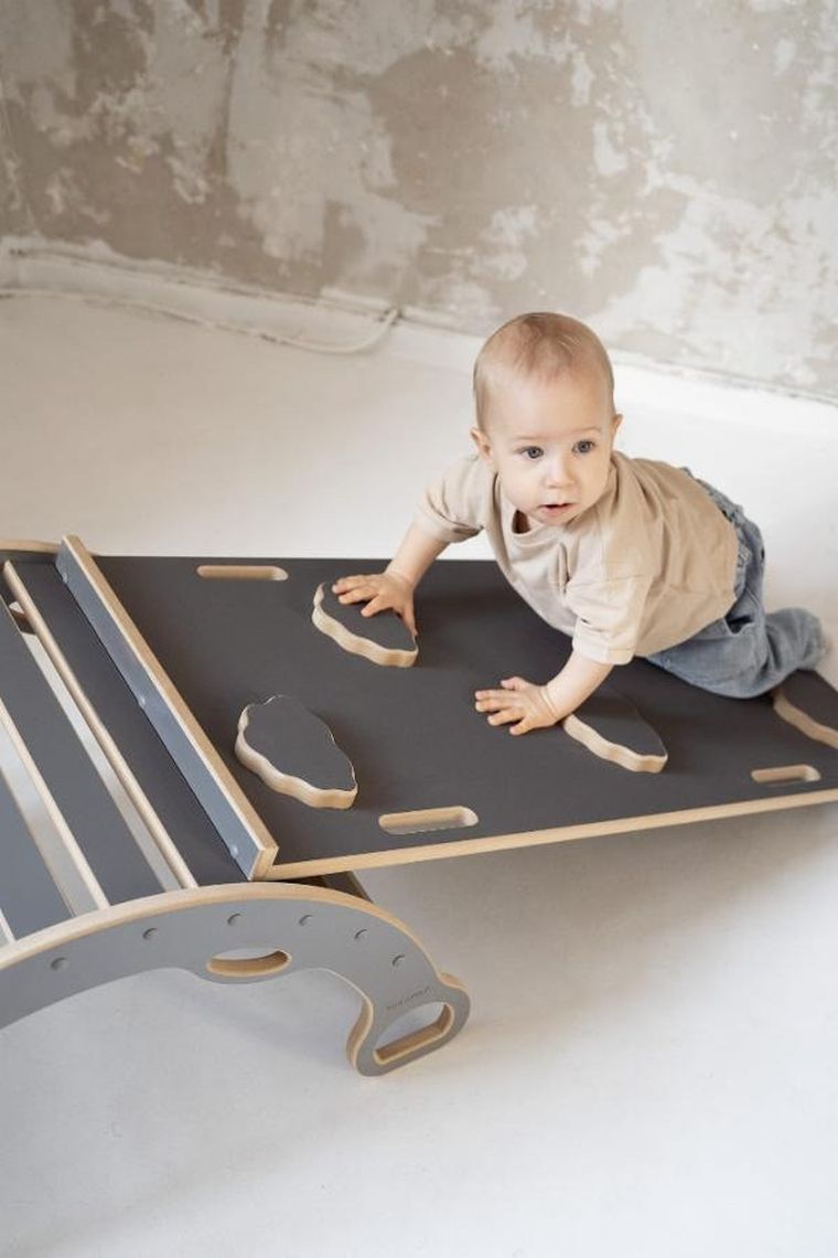 tupti.wood, 3w1: mały bujak montessori z uchwytami + mała zjeżdżalnia, chmurki + blat - szary
