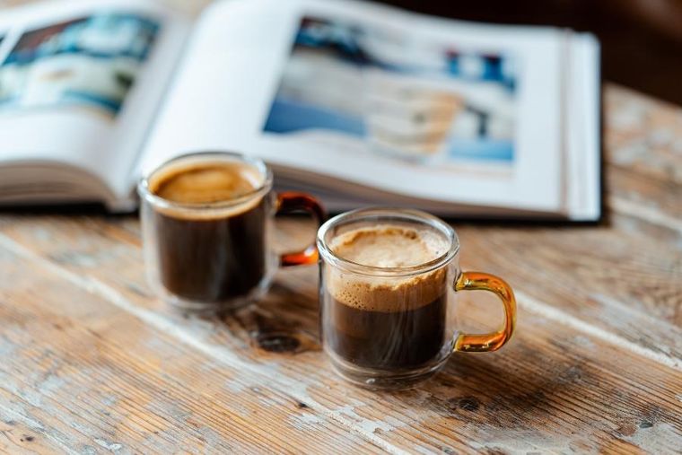 Vialli Design, komplet 2 szklanek z podwójną ścianką do espresso Amber, 80 ml