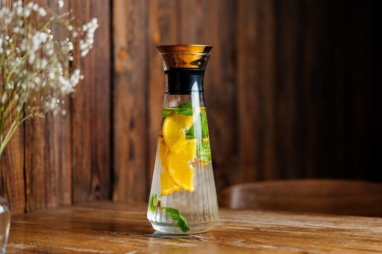 Vialli Design, Mia, karafka drip-free, złota, 900 ml
