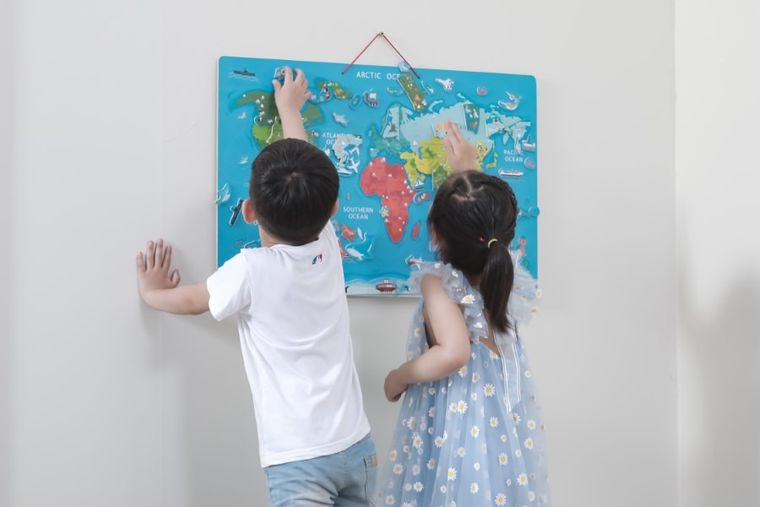Viga, tablica edukacyjna z magnetyczną mapą świata