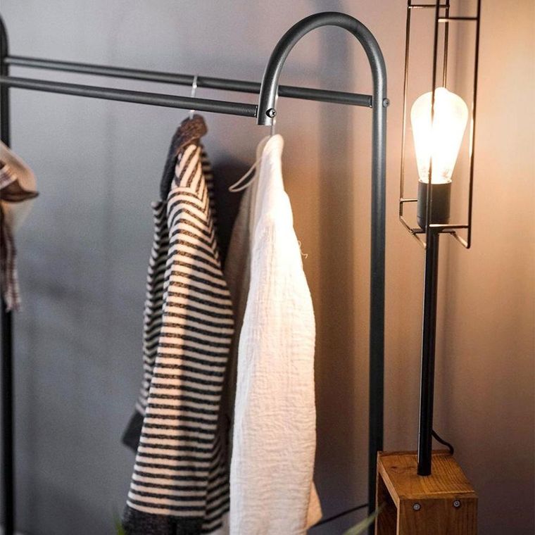 Vilde, podłogowy wieszak na ubrania, metalowy, czarny, 85-35-147 cm