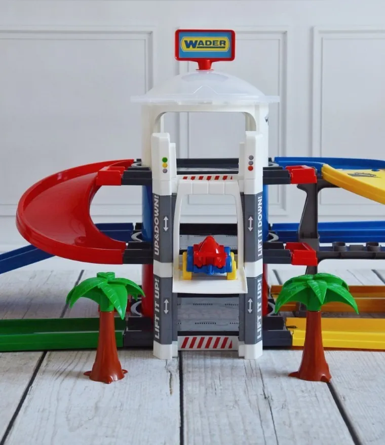 Wader, Play Tracks Garage, garaż 3-poziomowy z windą