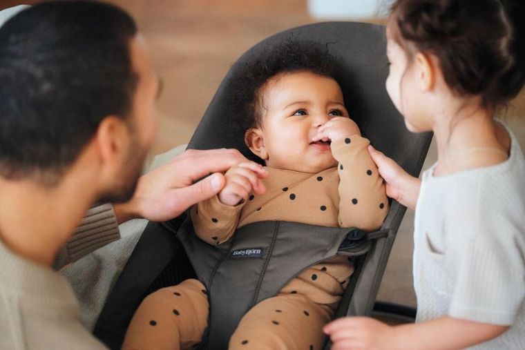 BabyBjörn, Balance Soft Woven, leżaczek + Googly Eyes, zabawka do leżaczka, ciemny szary