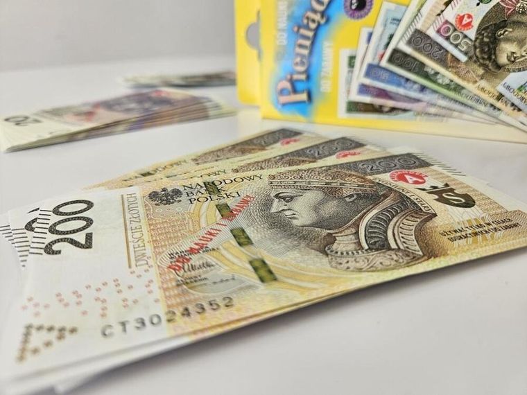 Alexander, pieniądze