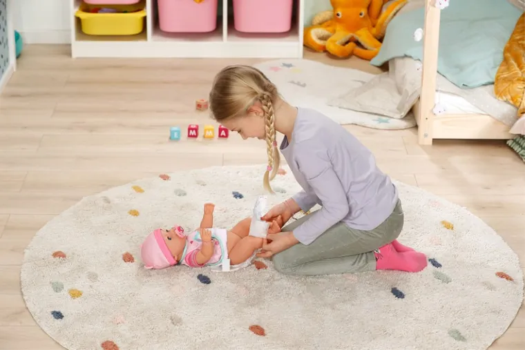 Baby Born, Emma, lalka bobas, 43 cm, zestaw z dodatkowym ubrankiem onesie + 5-pack pieluszek gratis