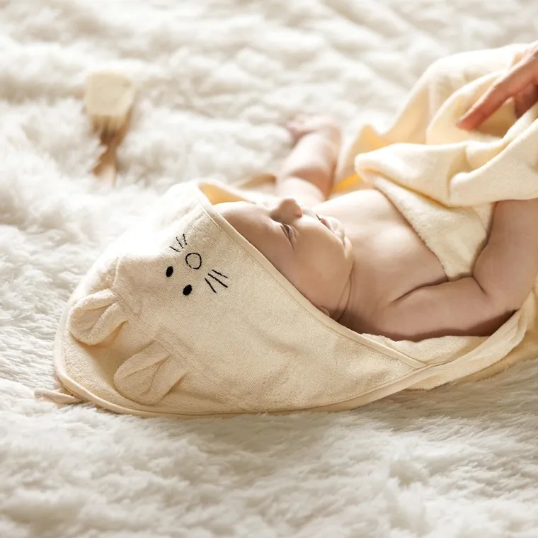 BabyOno, okrycie kąpielowe bambusowe z kapturkiem, kremowe, 100-100 cm