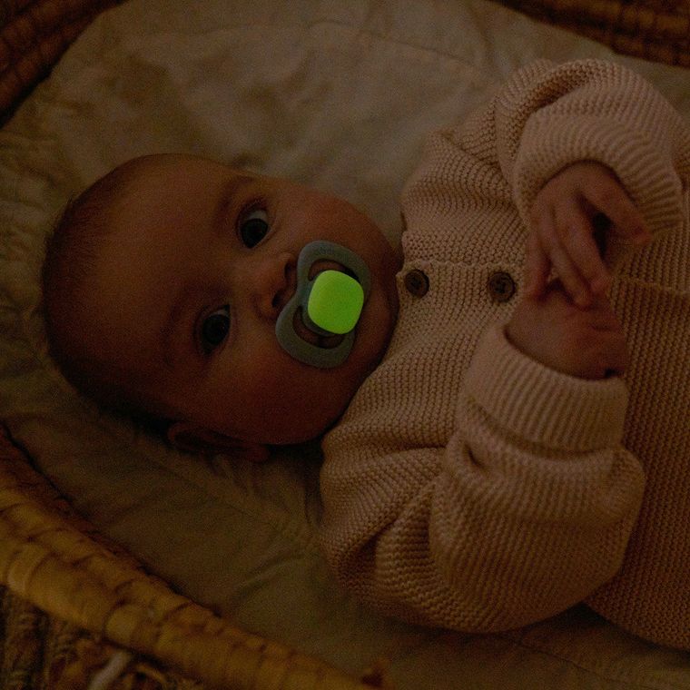 b.box, Glow in the dark, smoczek symetryczny, 0-6m, błękit/szałwia, 2 szt.