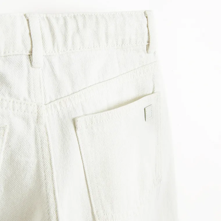 Białe jeansowe szorty wide z regulacją Cool Club