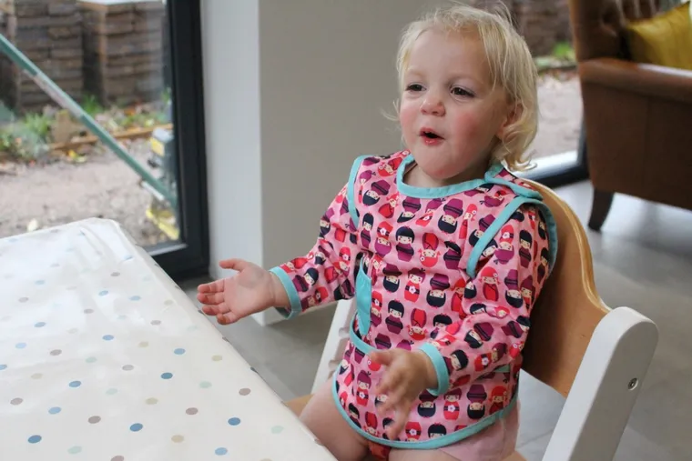 Close, śliniak z rękawkami, Kokeshi Doll, 6-18 miesięcy