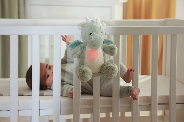 Cloud B, Love Light, Buddies Drake the Dragon, szumiąca maskotka z czujnikiem ruchu i muzyką