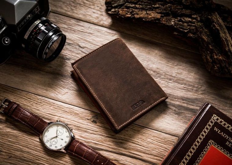 Czarny, pionowy portfel męski ze skóry naturalnej, Peterson