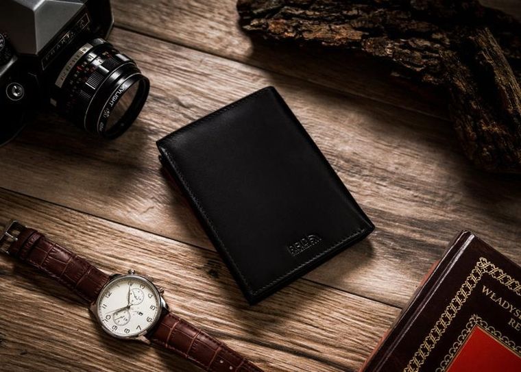 Czarny, pionowy portfel męski ze skóry naturalnej, Peterson