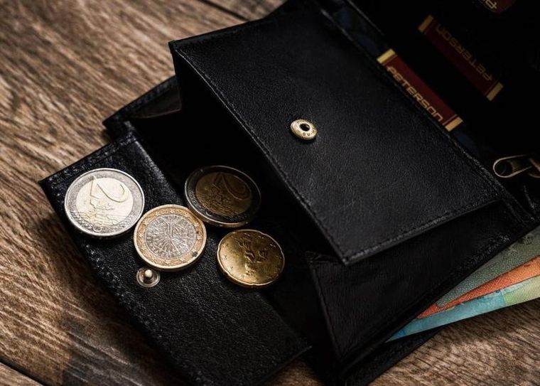 Czarny, pionowy portfel męski ze skóry naturalnej, Peterson