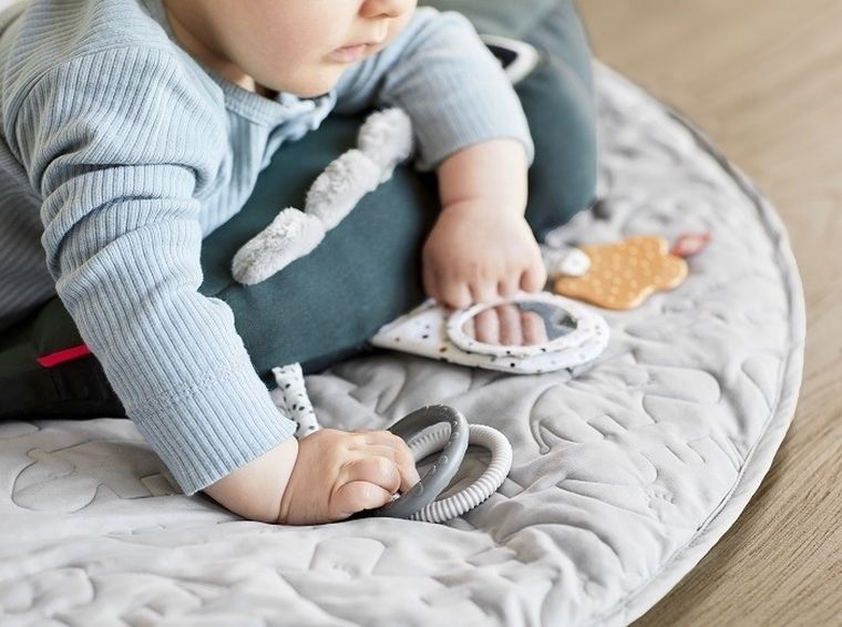 Done By Deer, Croco, poduszka z zabawkami