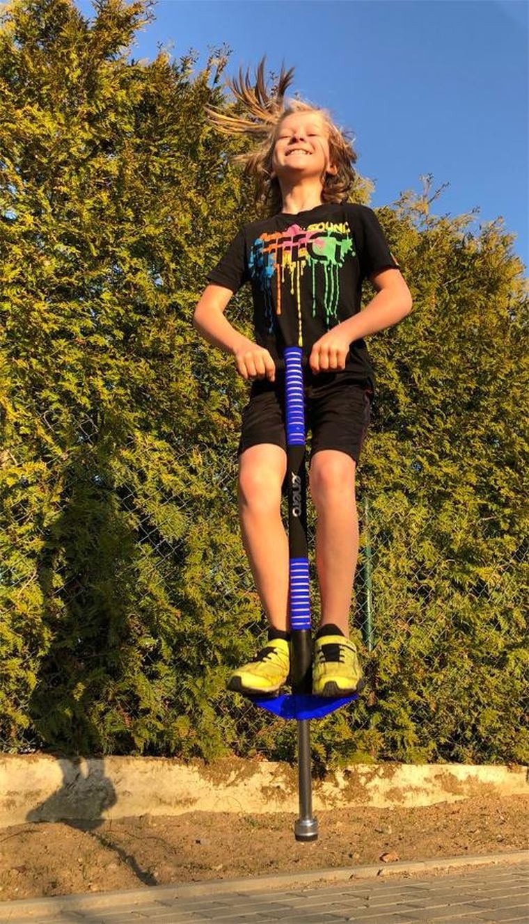 Enero, skoczek pogo, drążek do skakania, niebieski