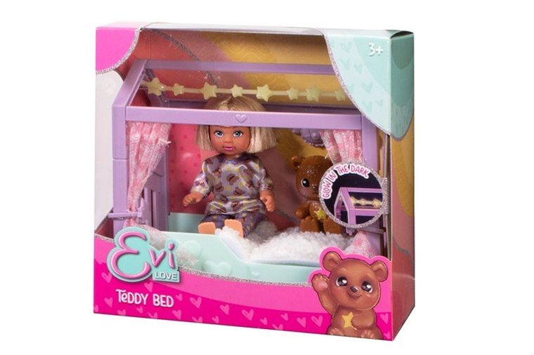 Evi Love, lalka na misiowym łóżku