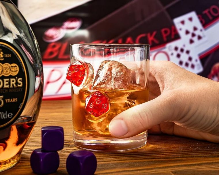 Gadget Master, szklanka, kości, uwięzione w szkle