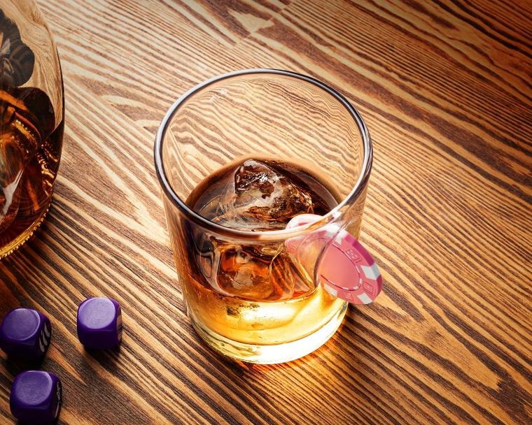 Gadget Master, szklanka, żeton uwięziony w szkle