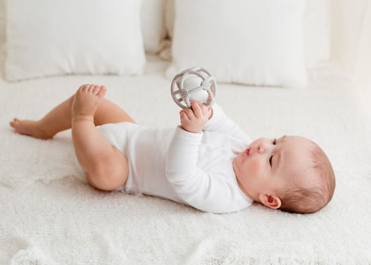 Giligums, silikonowa piłka grzechotka, szara