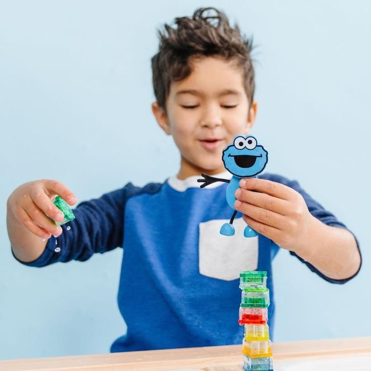 Glo Pals, Ulica Sezamkowa, Ciasteczkowy Potwór, postać do kąpieli i kostki sensoryczne świecące w wodzie, zestaw
