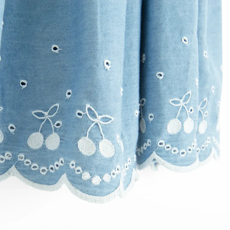 Jeansowa sukienka z haftem Cool Club