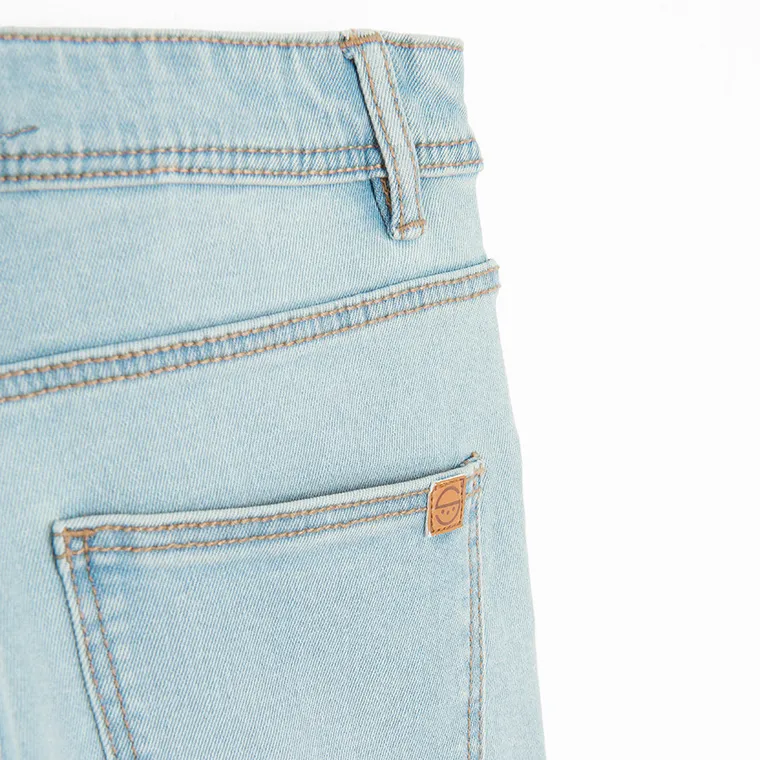 Jeansowe spodnie z regulacją o kroju flare Cool Club