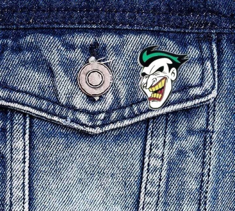 Joker, przypinka, biała