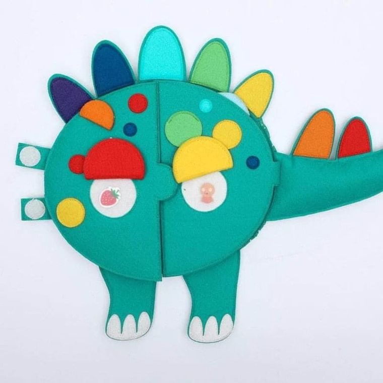 Jolly Designs. Dinozaur. Podróżna książeczka sensoryczno-manipulacyjna