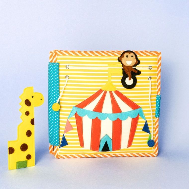 Jolly Designs. Karnawał. Książeczka sensoryczno-manipulacyjna