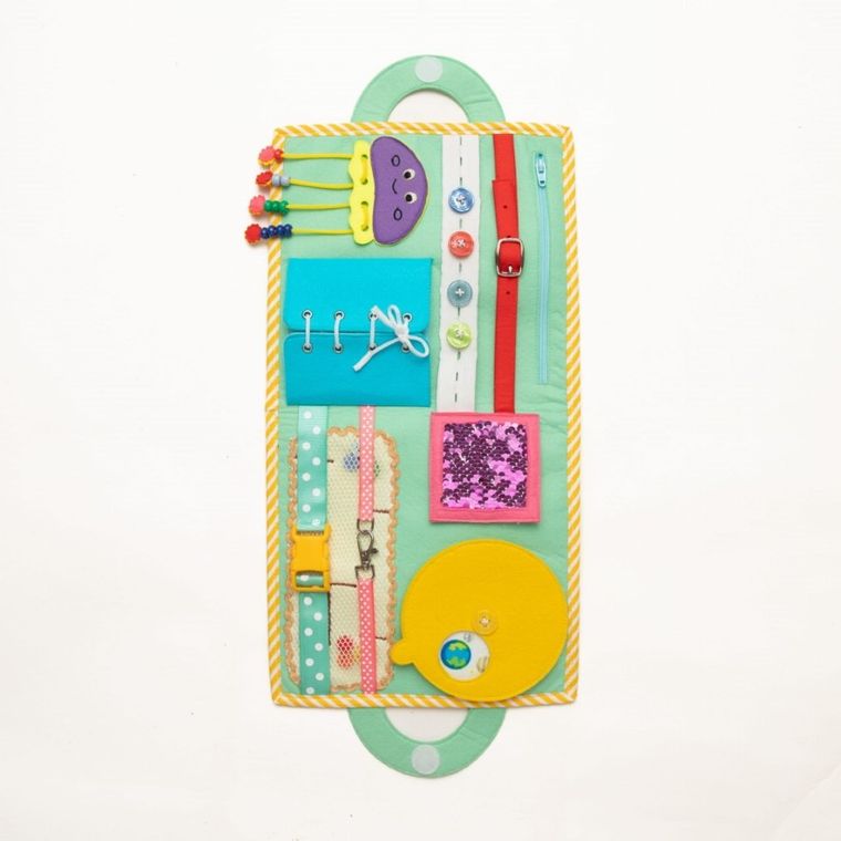 Jolly Designs. Kosmos. Tablica manipulacyjna. Książeczka sensoryczna