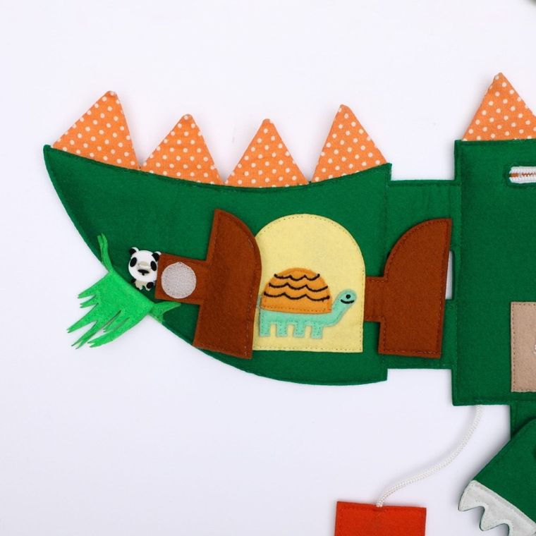 Jolly Designs. Krokodyl. Podróżna książeczka sensoryczno-manipulacyjna