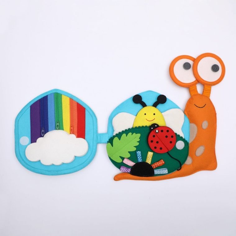 Jolly Designs. Ślimak. Podróżna książeczka sensoryczno-manipulacyjna