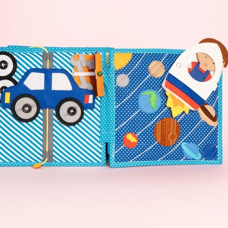 Jolly Designs. Zawody. Książeczka sensoryczno-manipulacyjna