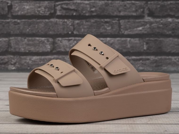 Klapki damskie, brązowe, Crocs Brooklyn Buckle Lowwdg